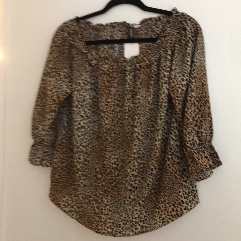 NWT off the shoulder switch tulip sleeve blouse